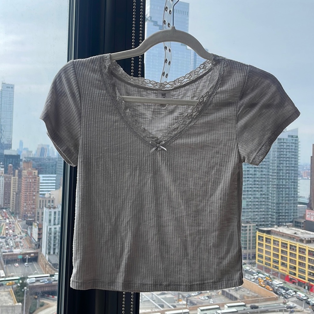 Súper cute gray laced not too cropped crop top